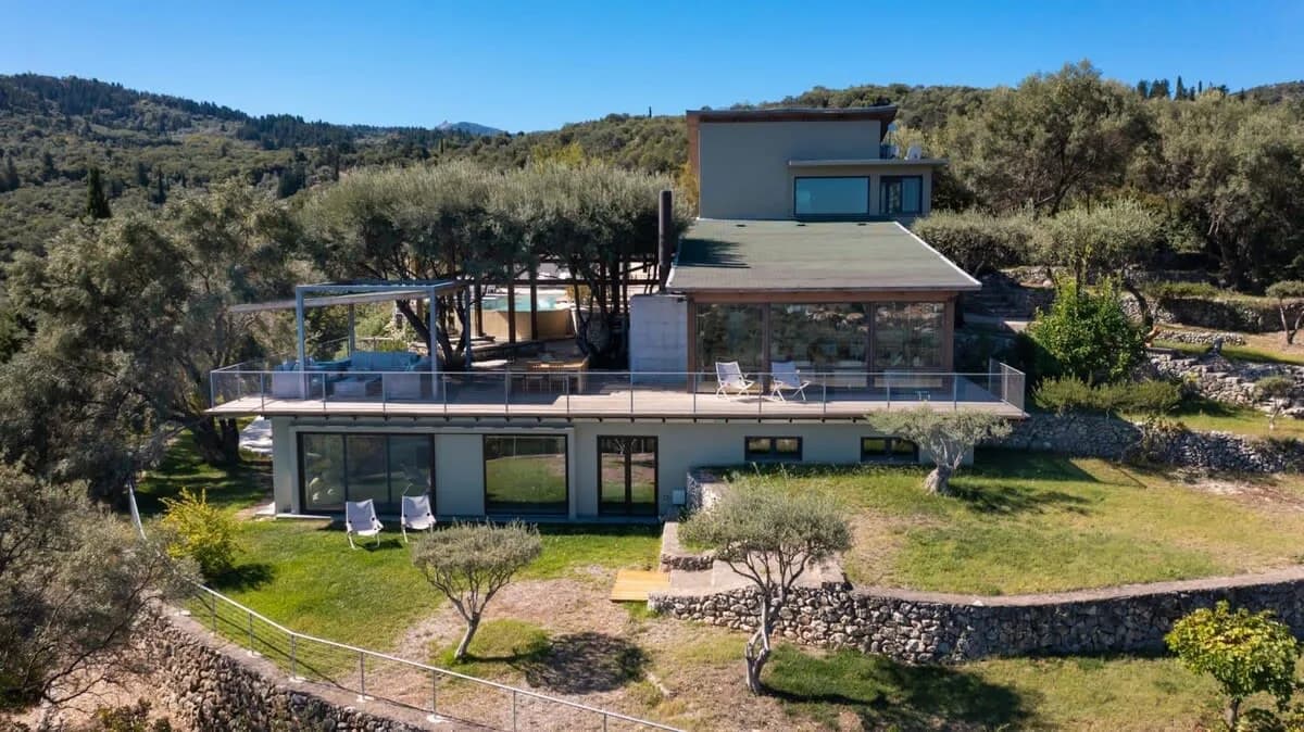 Exclusive Villa with Sophisticated Architecture photo 5