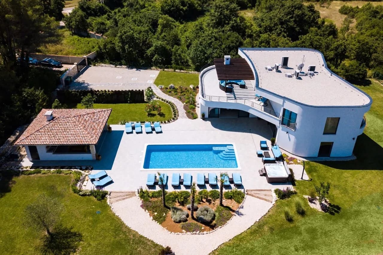 Beautiful Villa in a Spacious Estate photo 2