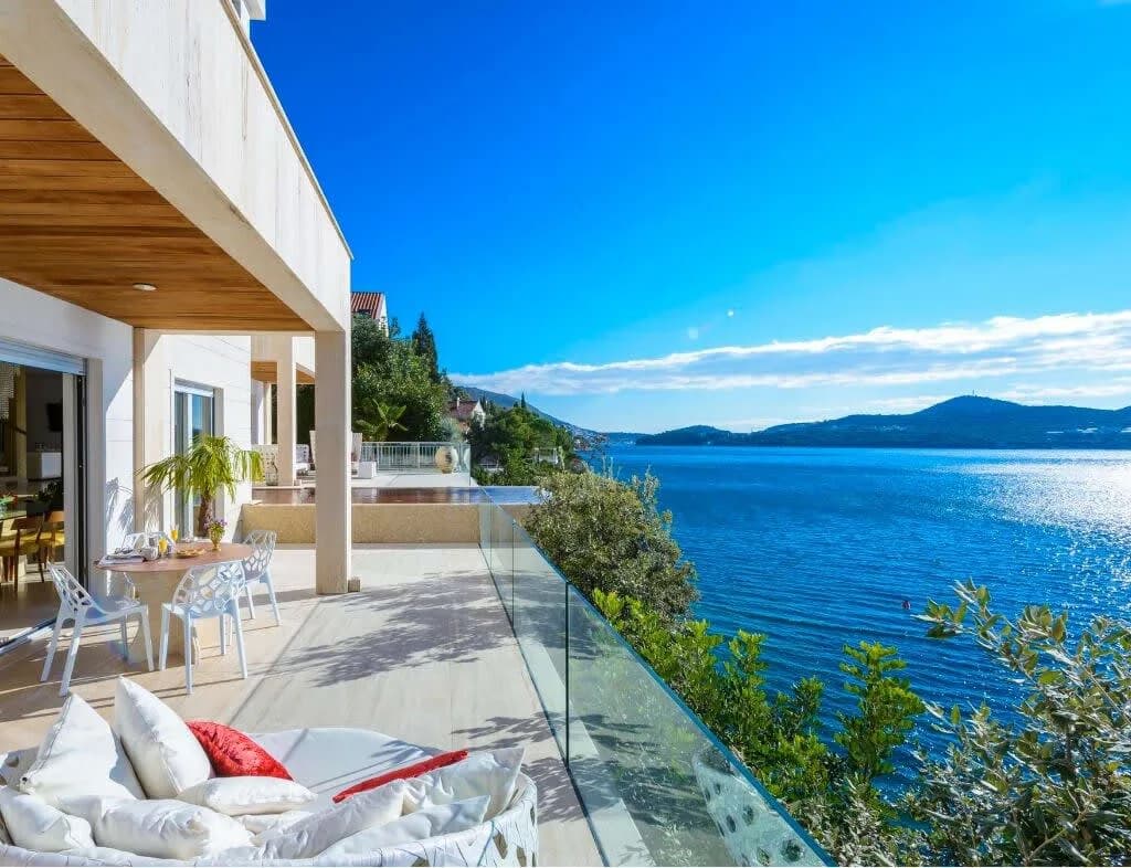 Astounding Villa With Infinity Pool photo 5