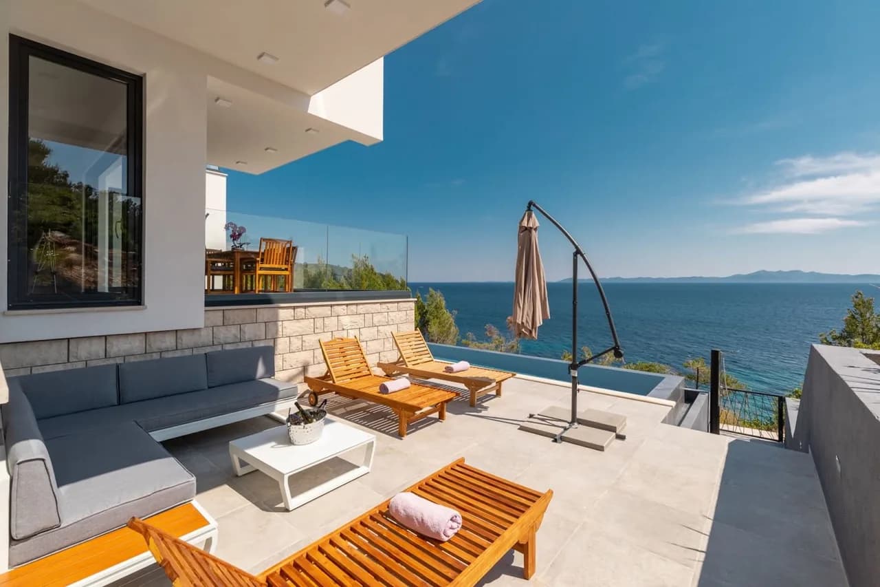 Pretty Villa Surrounded by Mediterranean Greenery photo 2
