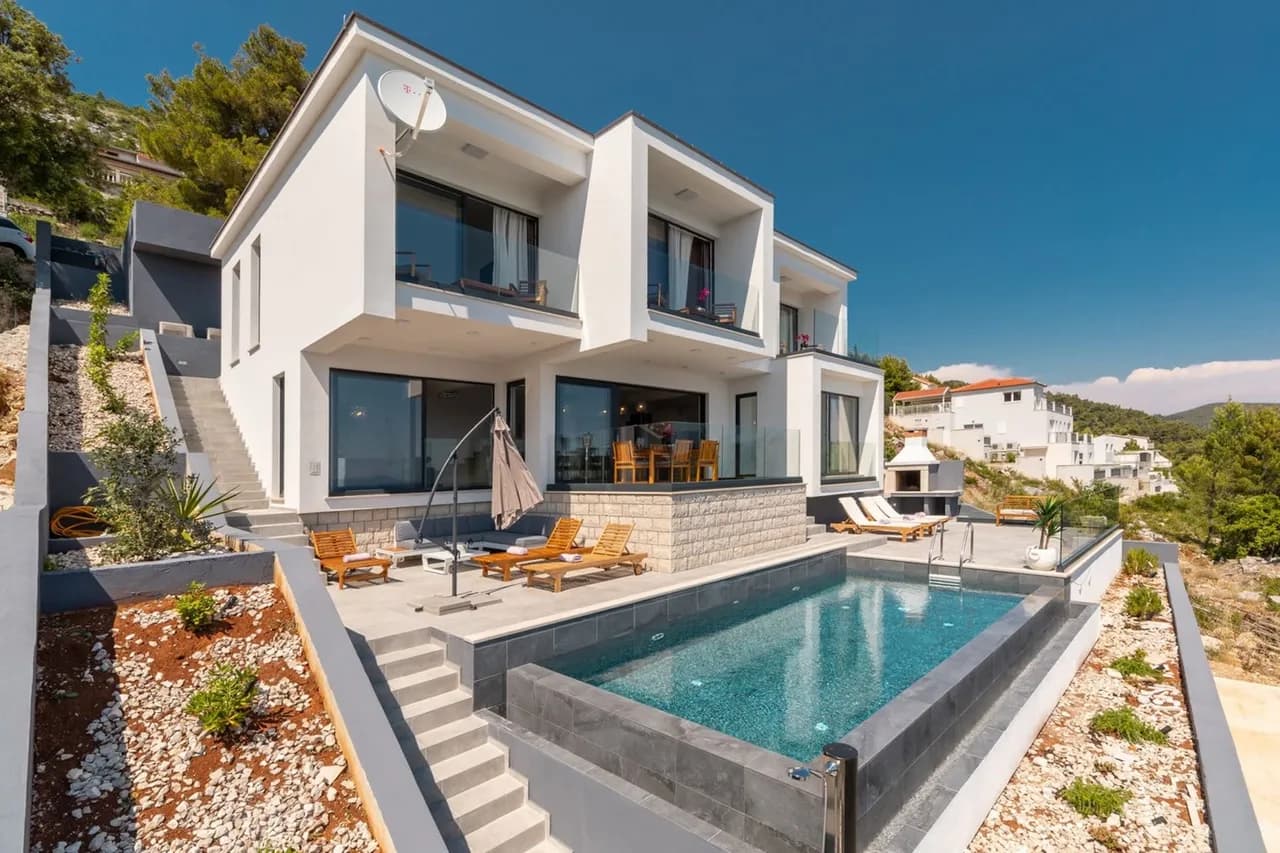 Pretty Villa Surrounded by Mediterranean Greenery photo 4