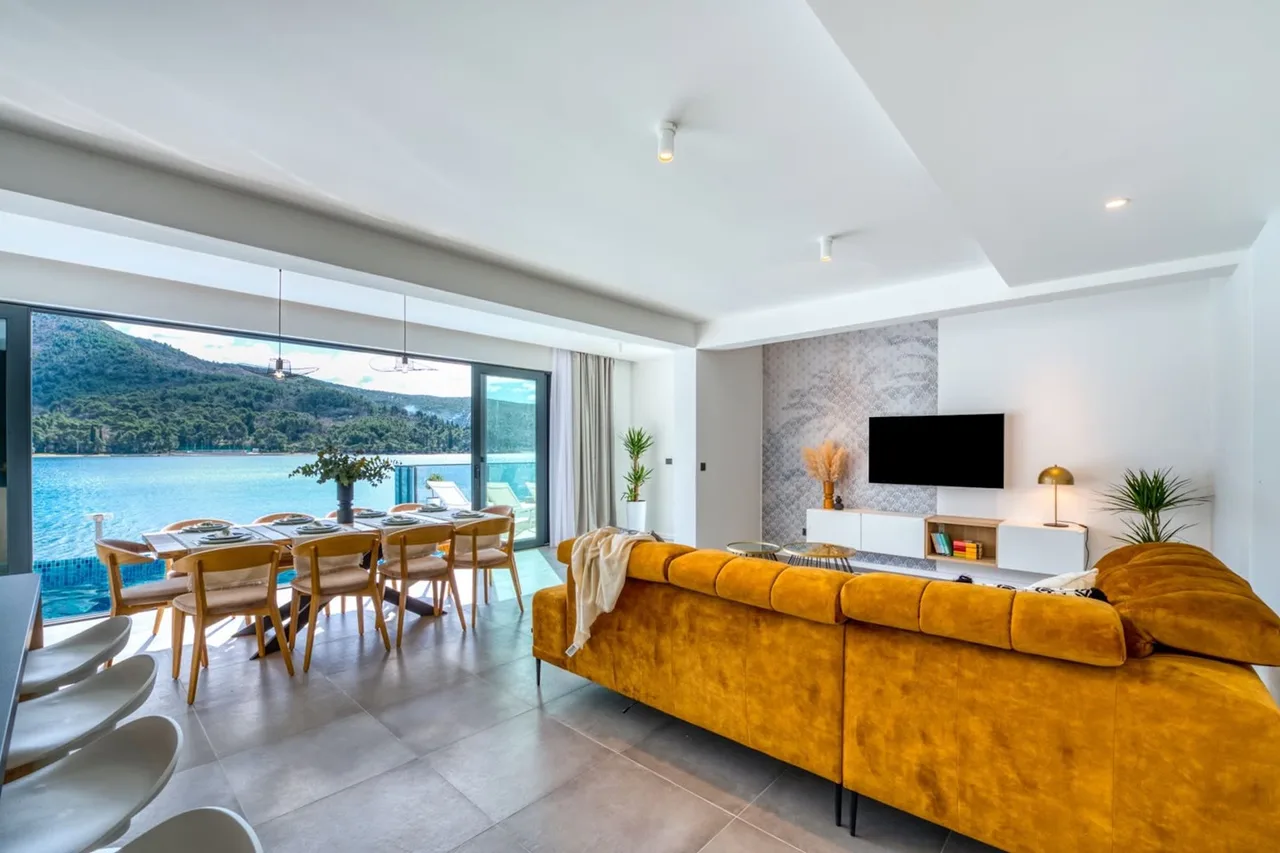 Seafront Villa with Modern Interior photo 2