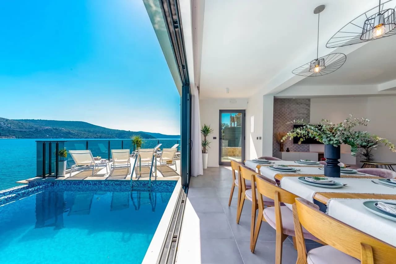 Seafront Villa with Modern Interior photo 4