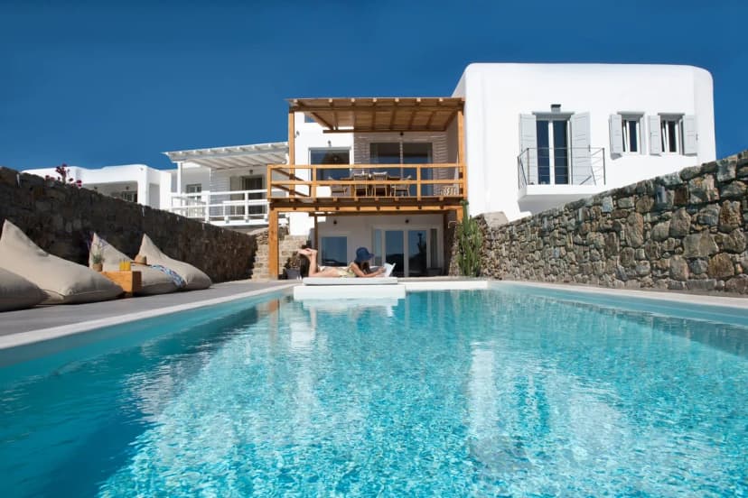 Luxurious villa with infinity pool