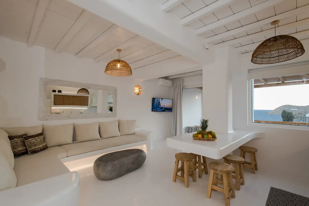 Luxurious villa with infinity pool photo 2