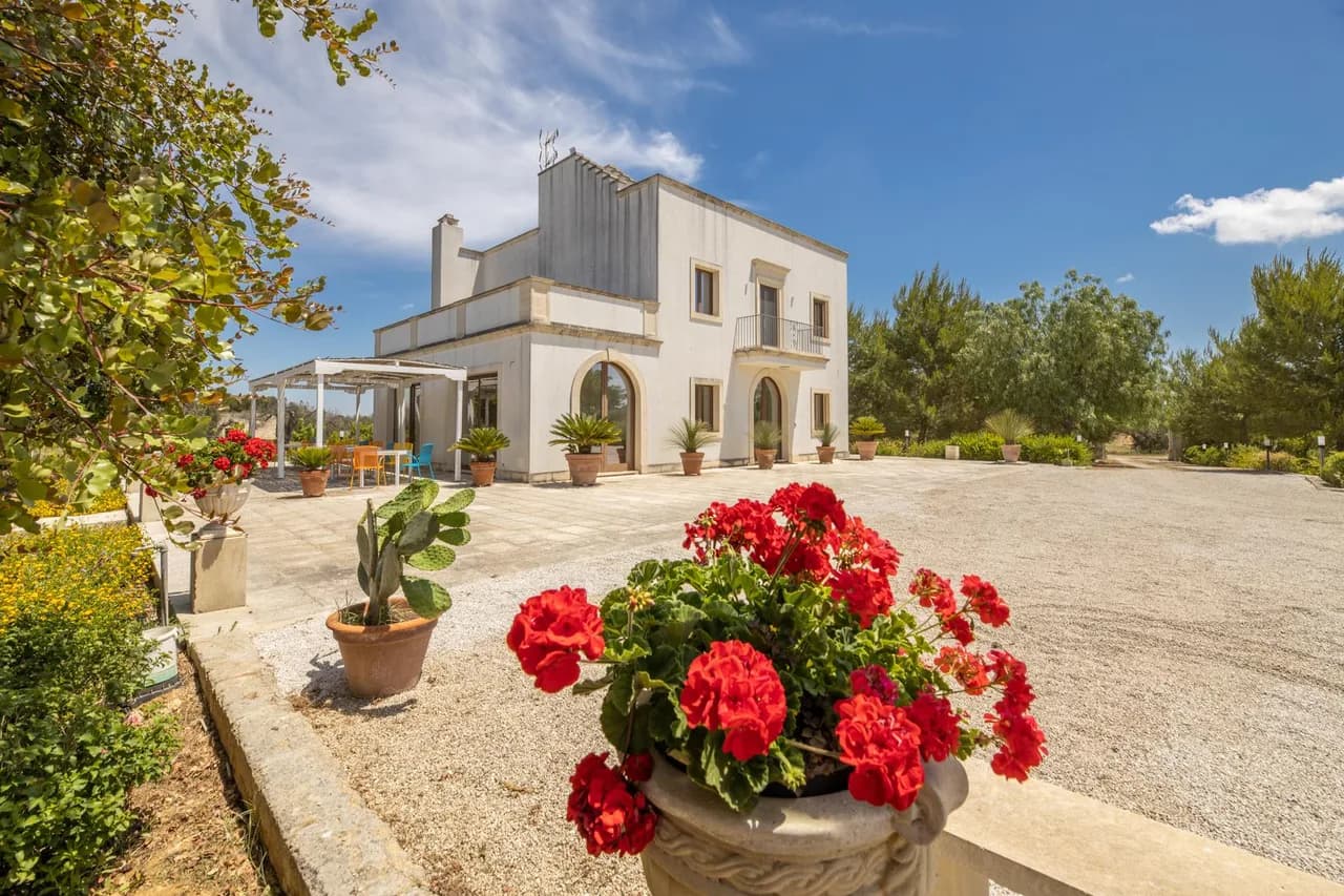 Beautiful Italian Villa With Pool and Garden photo 3