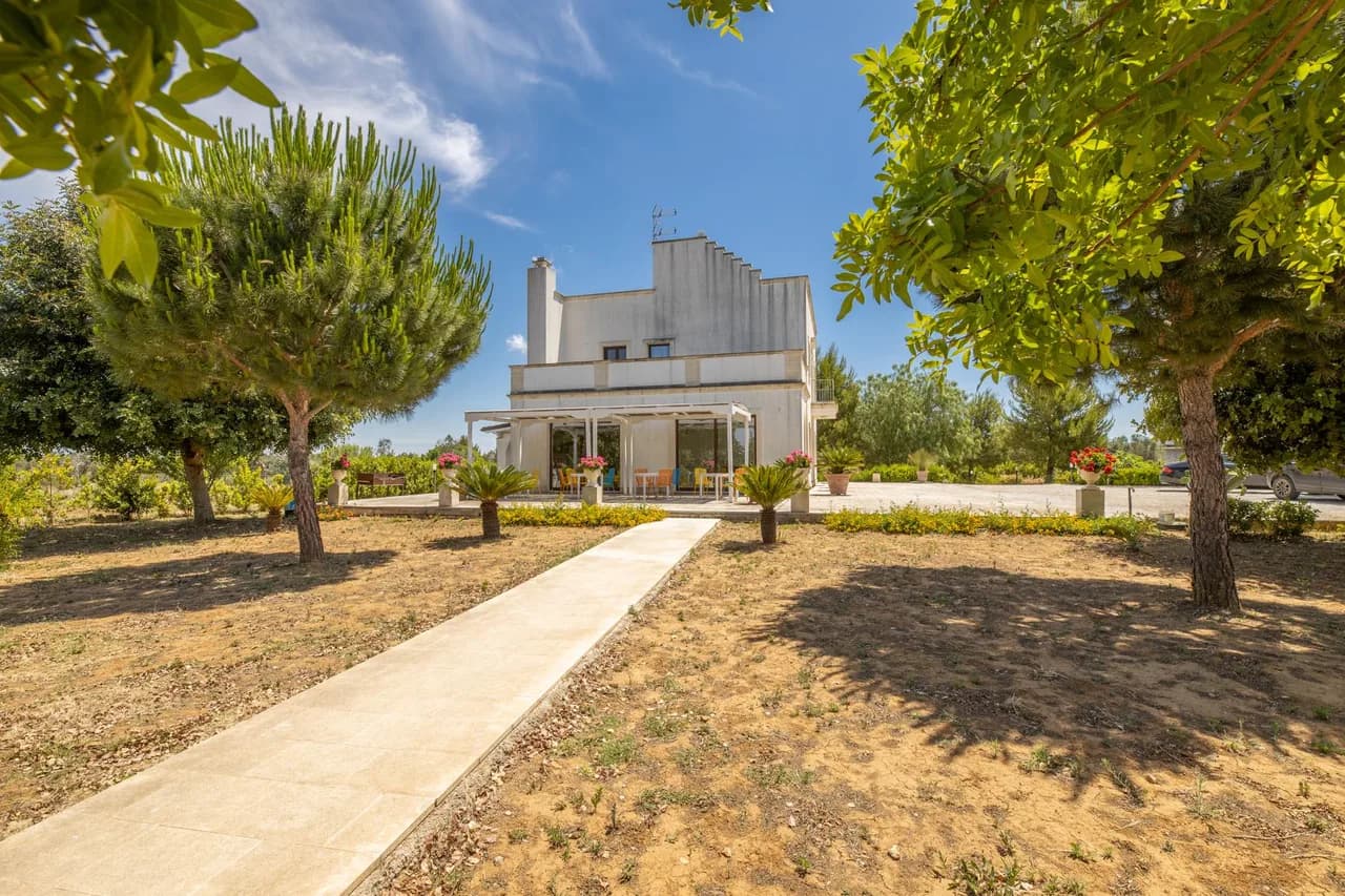 Beautiful Italian Villa With Pool and Garden photo 4