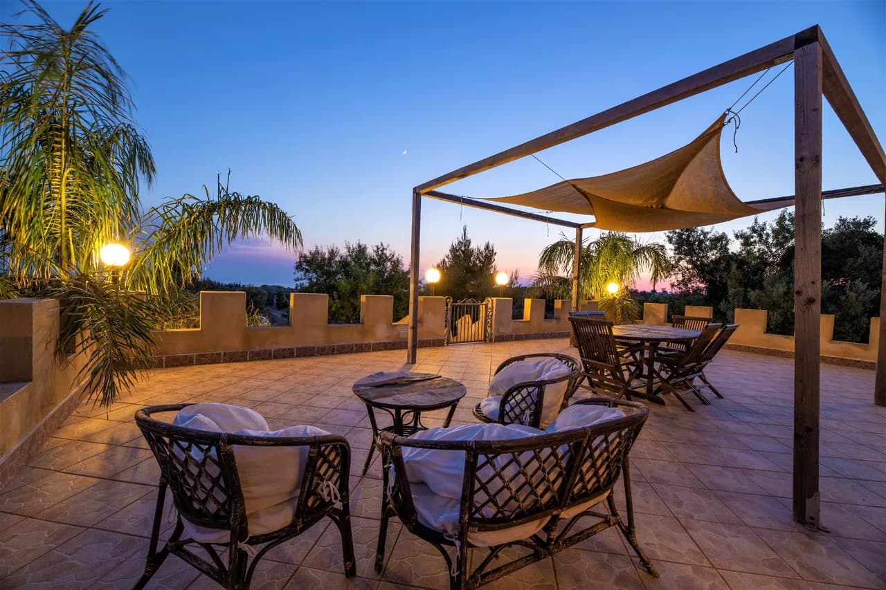 Beautiful Villa with Traditional Design photo 2