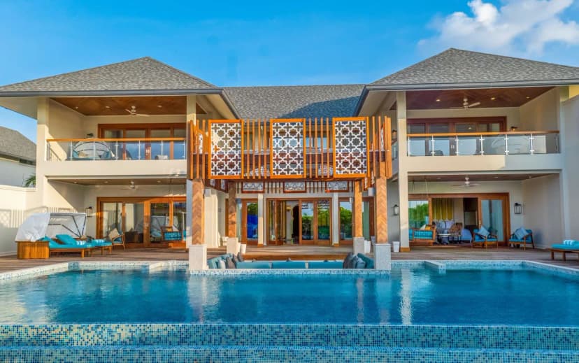 Luxuriously Spacious Beachfront Residence