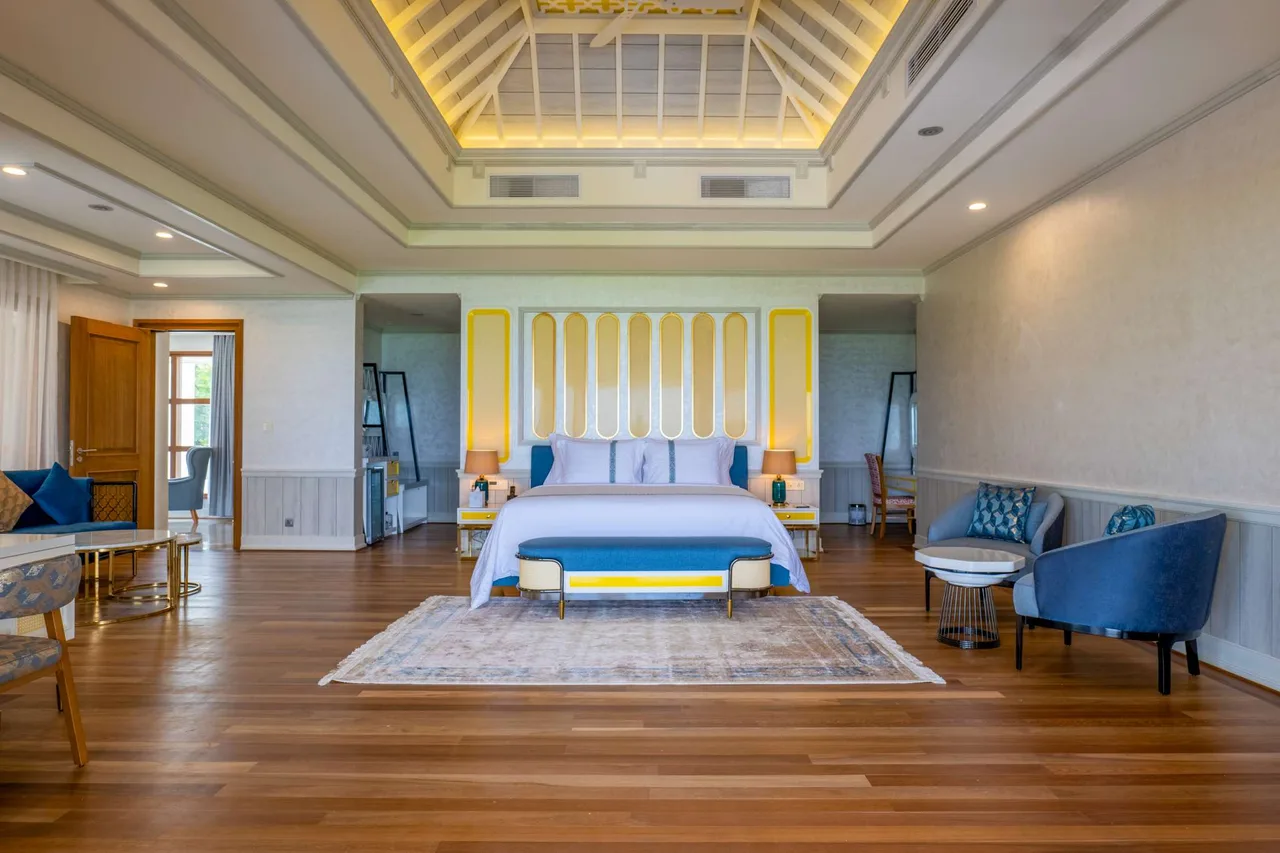 Luxuriously Spacious Beachfront Residence photo 3