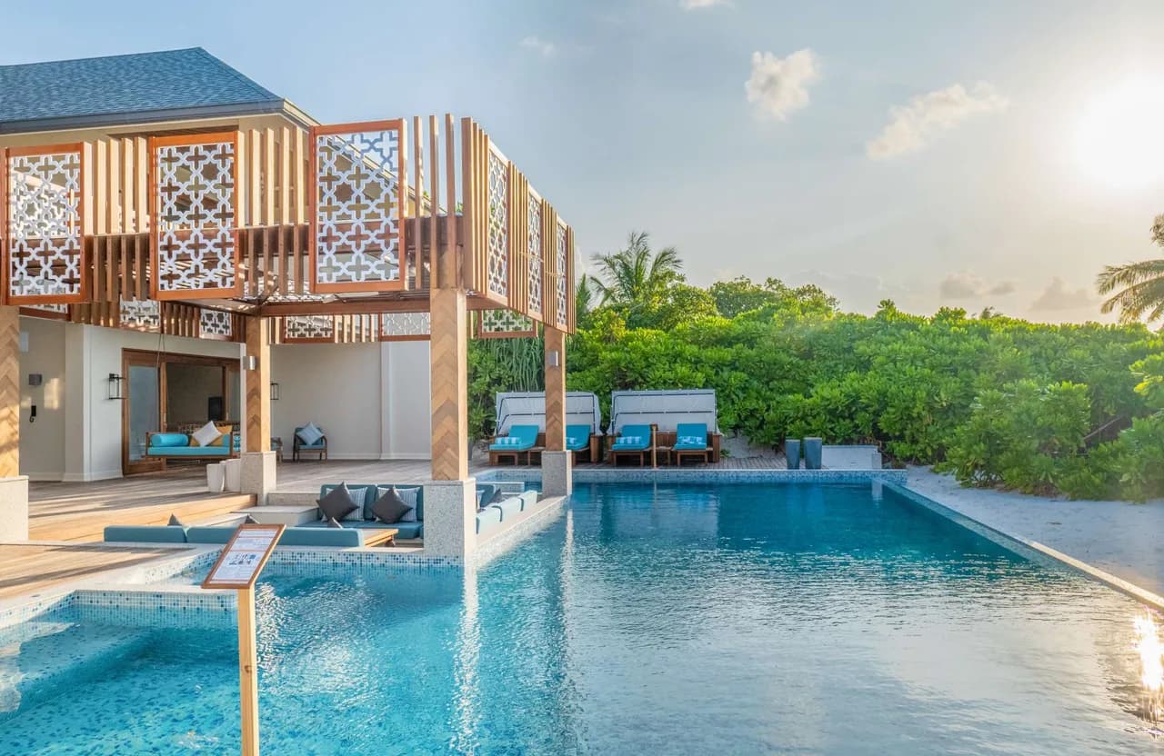 Luxuriously Spacious Beachfront Residence photo 4