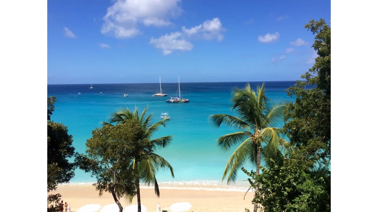Luxurious 3 Bedroom Penthouse in Paynes Bay photo 2