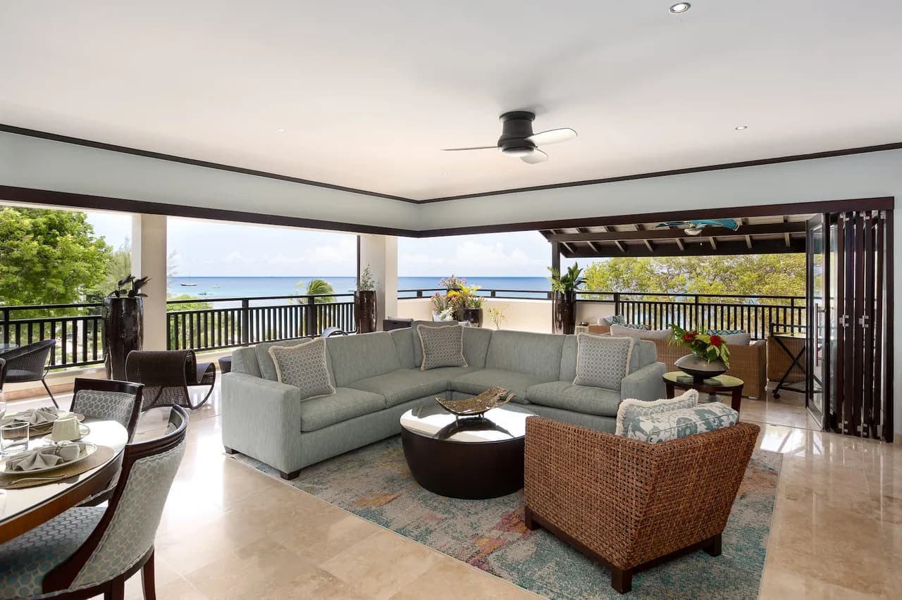 Luxurious 3 Bedroom Penthouse in Paynes Bay photo 3