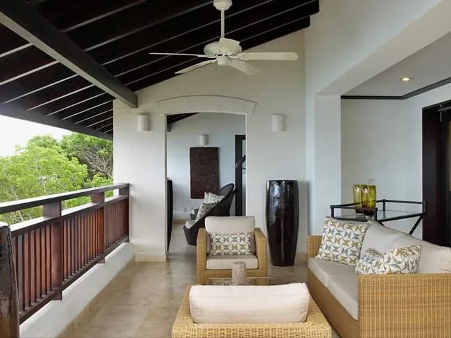 Luxurious 3 Bedroom Penthouse in Paynes Bay photo 5