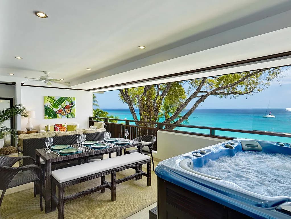 Elegant Three-bedroom Luxury Beachfront Apartment
