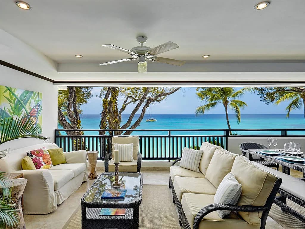 Elegant Three-bedroom Luxury Beachfront Apartment photo 2