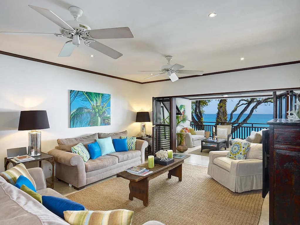 Elegant Three-bedroom Luxury Beachfront Apartment photo 3