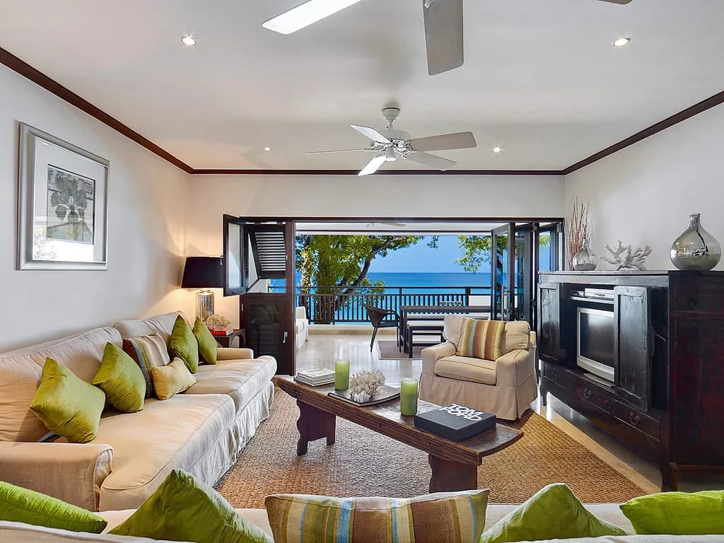 Elegant Three-bedroom Luxury Beachfront Apartment photo 4