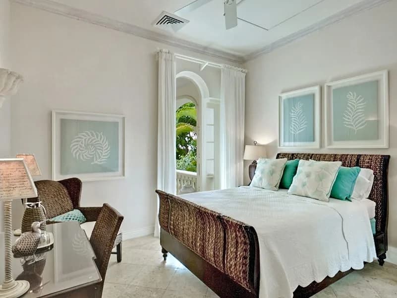 Exquisite and Luxurious Villa With Manicured Lawn photo 3