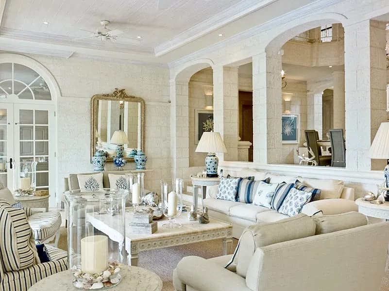 Exquisite and Luxurious Villa With Manicured Lawn photo 4