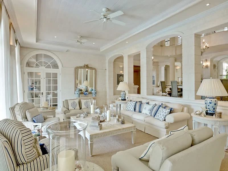 Exquisite and Luxurious Villa With Manicured Lawn photo 5