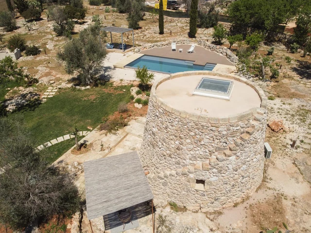 Beautiful Villa Surrounded by Green Space photo 4