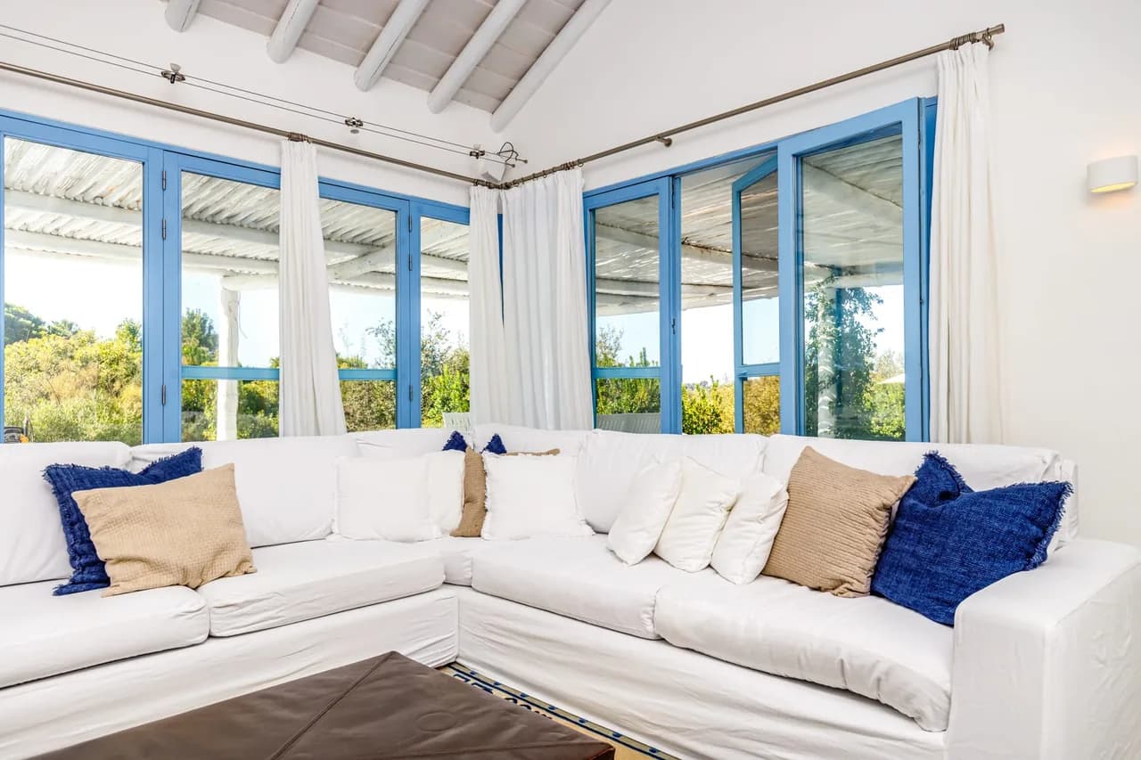 Stylish Villa That Offers a Relaxing Retreat photo 5
