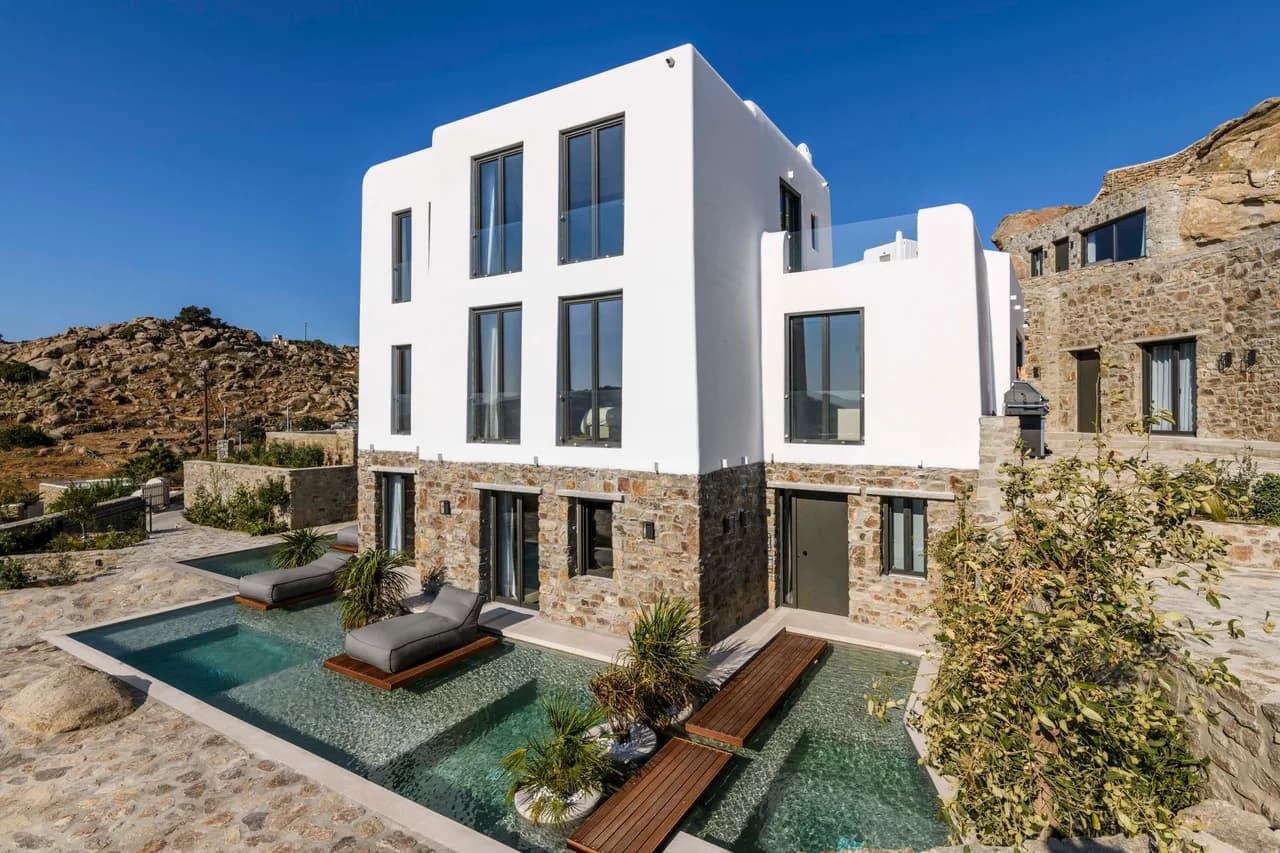 MODERN VILLA WITH LUXURIOUS DESIGN