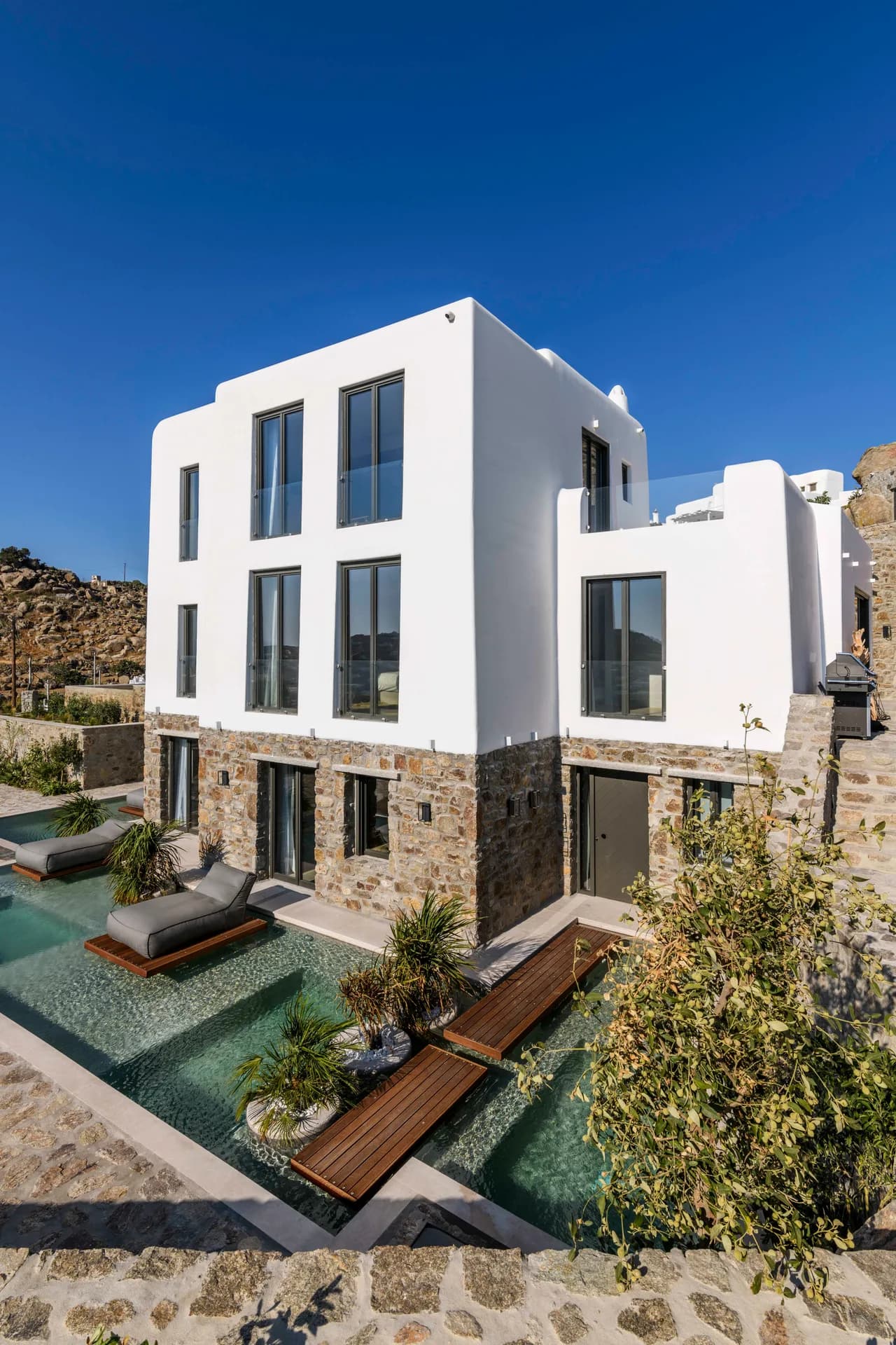 MODERN VILLA WITH LUXURIOUS DESIGN photo 2
