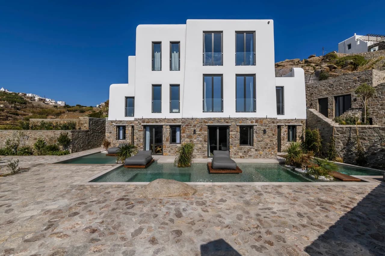MODERN VILLA WITH LUXURIOUS DESIGN photo 3