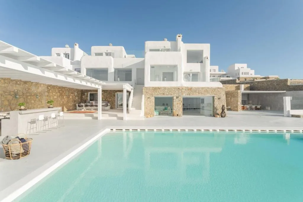 CHARMING GREEK VILLA WITH MODERN AMENITIES