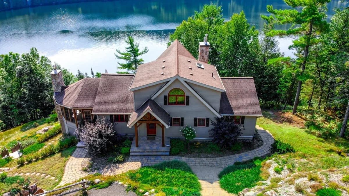 Waterfront Four-Bedroom Villa in Quebec photo 2