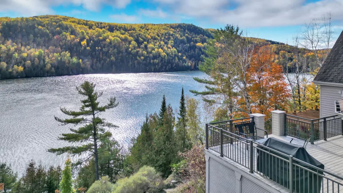Waterfront Four-Bedroom Villa in Quebec photo 3