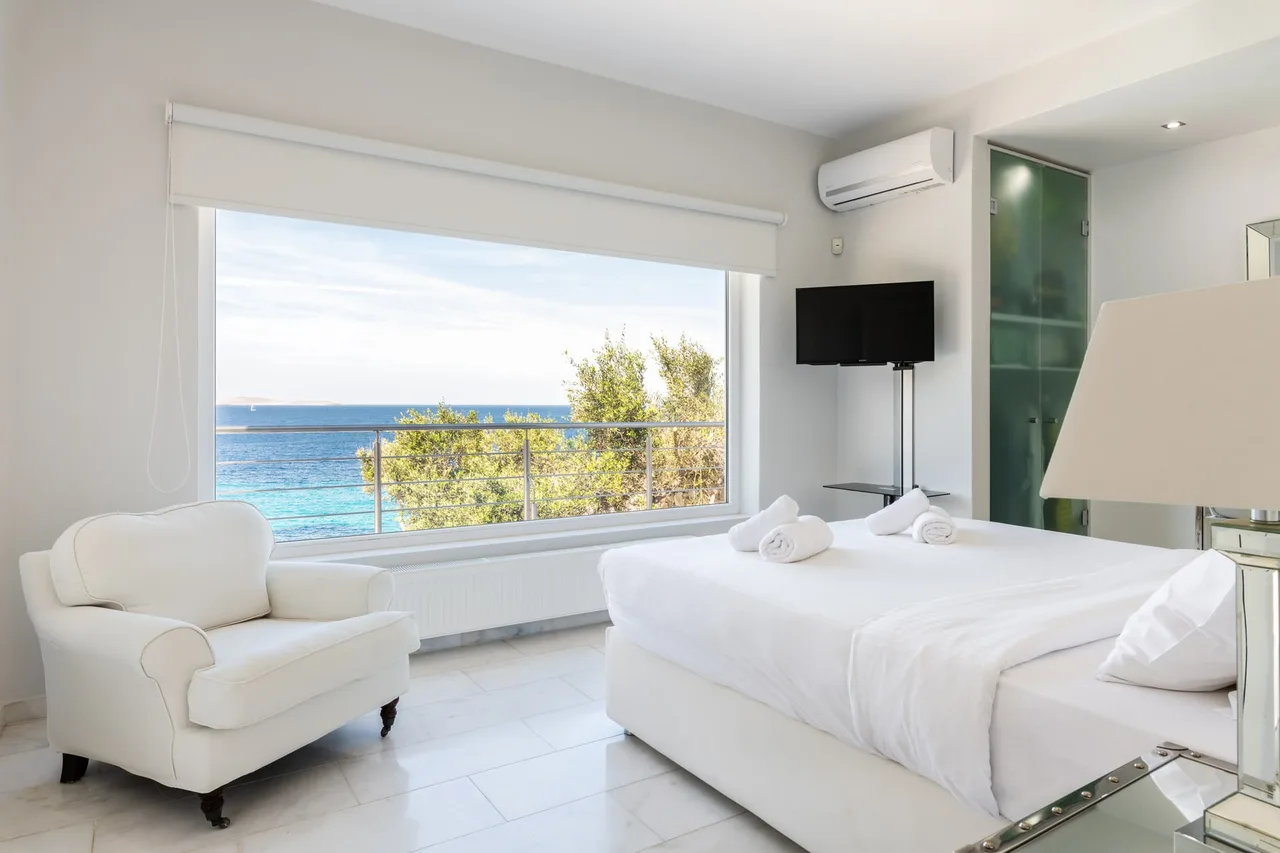 Modern Luxurious Sea Front Residence photo 3