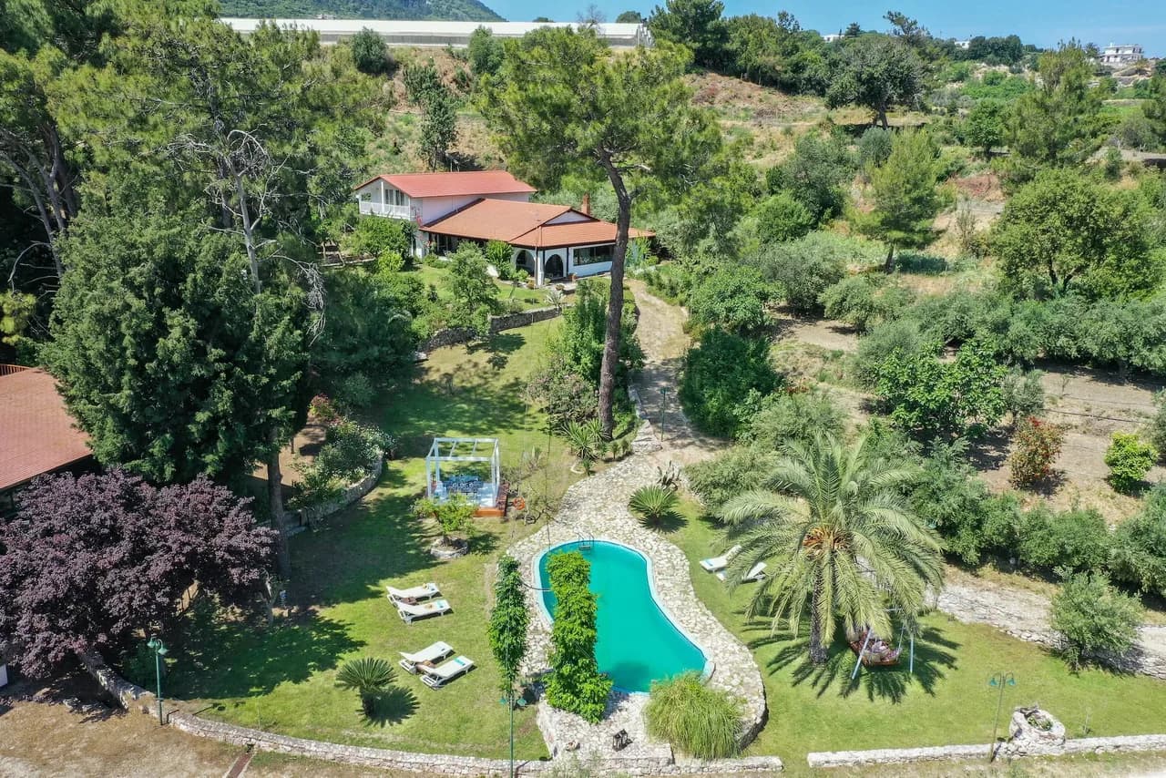 Elegant Charming House With Outdoor Pool photo 4
