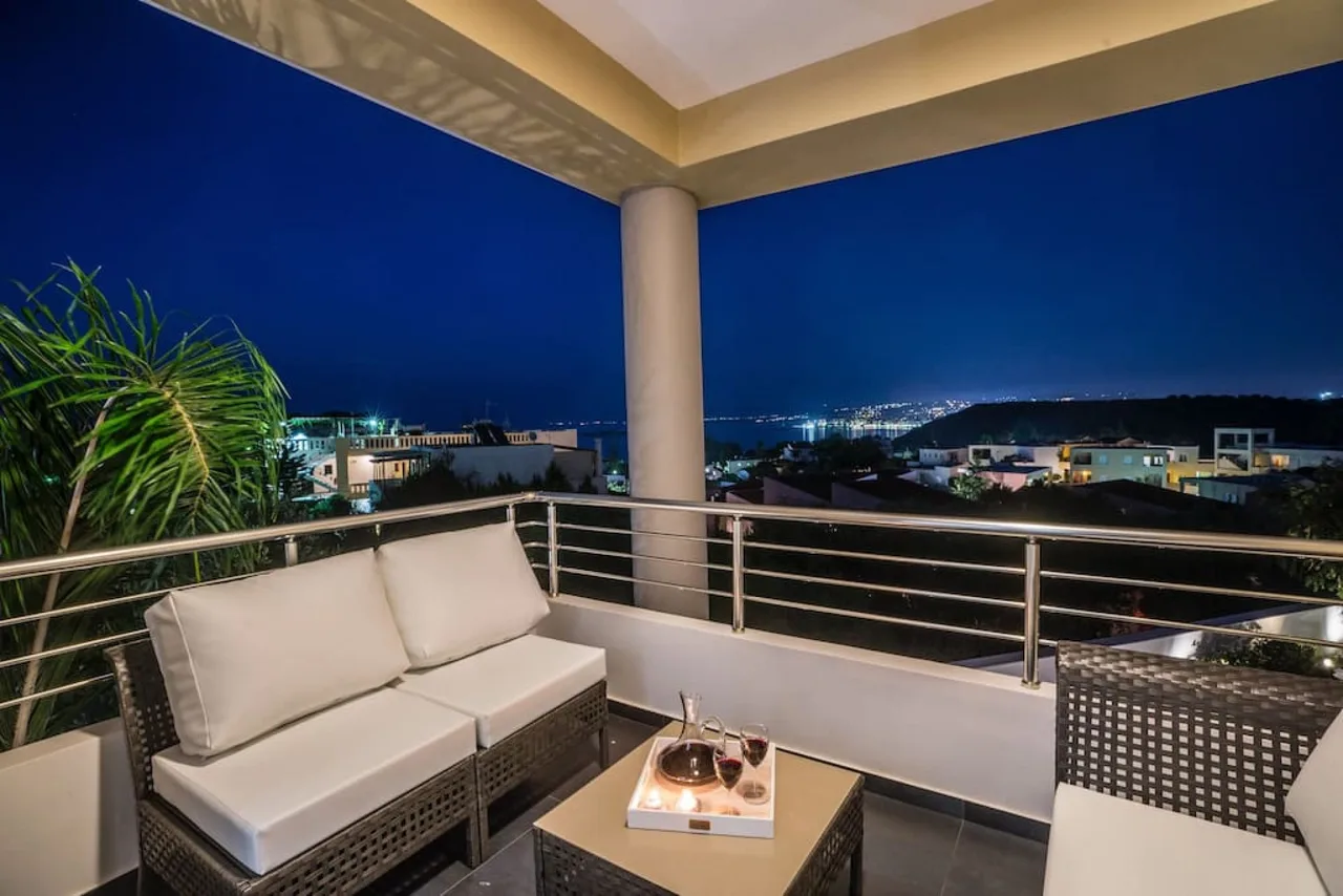 Modern Comfort w Stunning Seaview photo 5