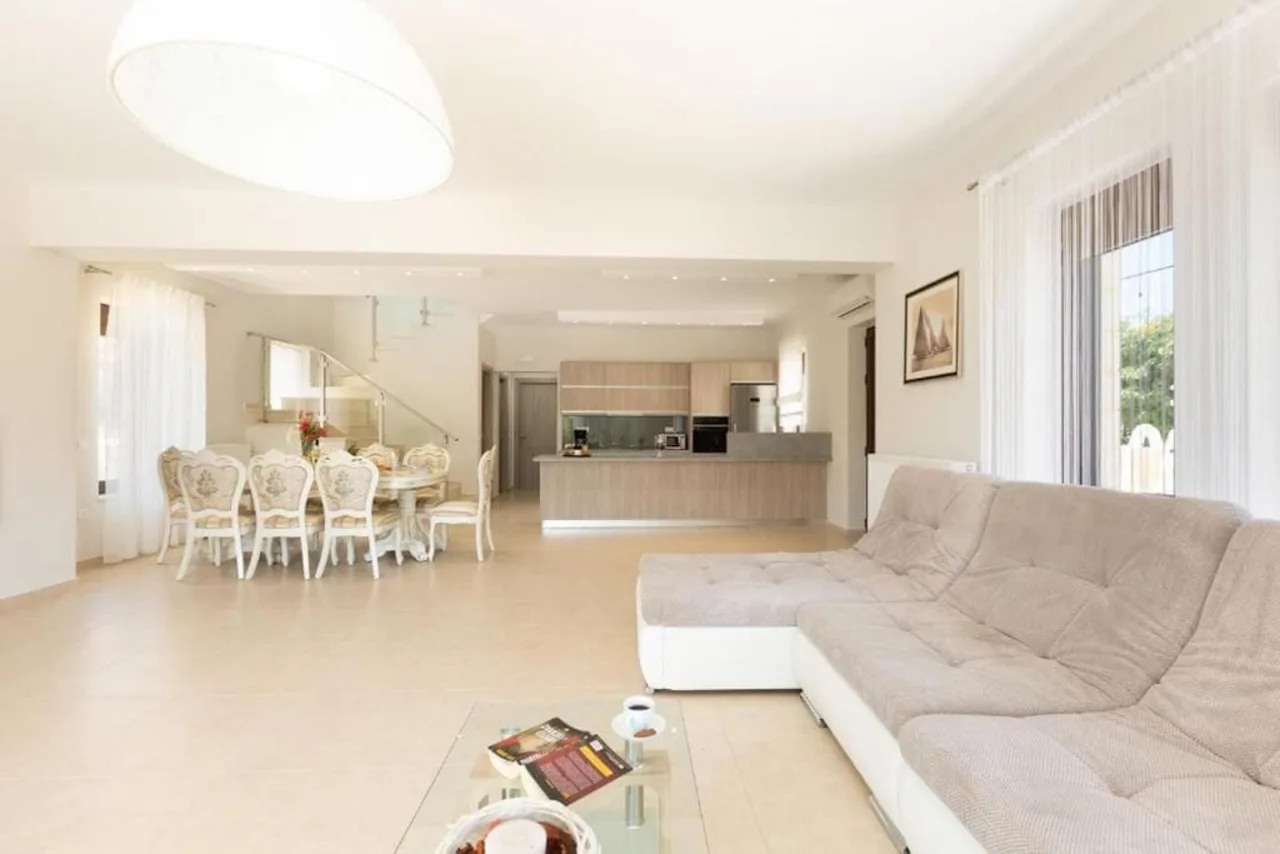 Ultimate Family Retreat in Picturesque Almirida photo 2