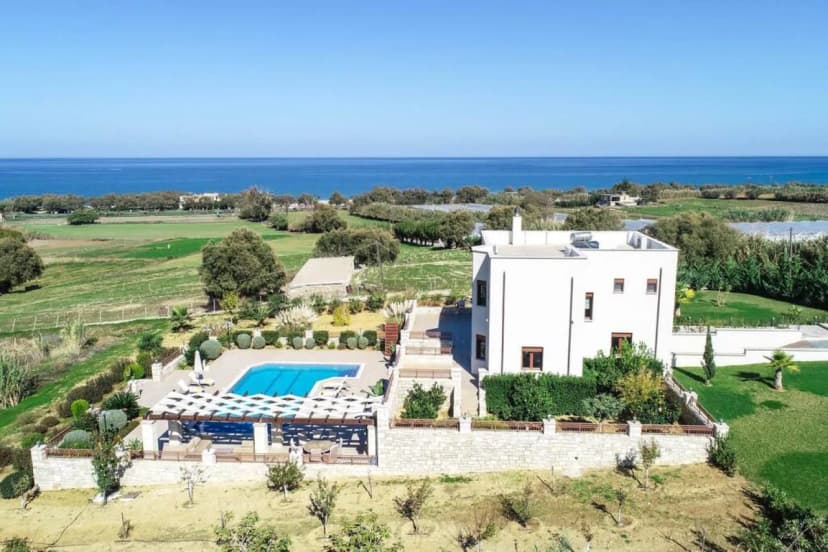 Extraordinary Villa Near The Beach