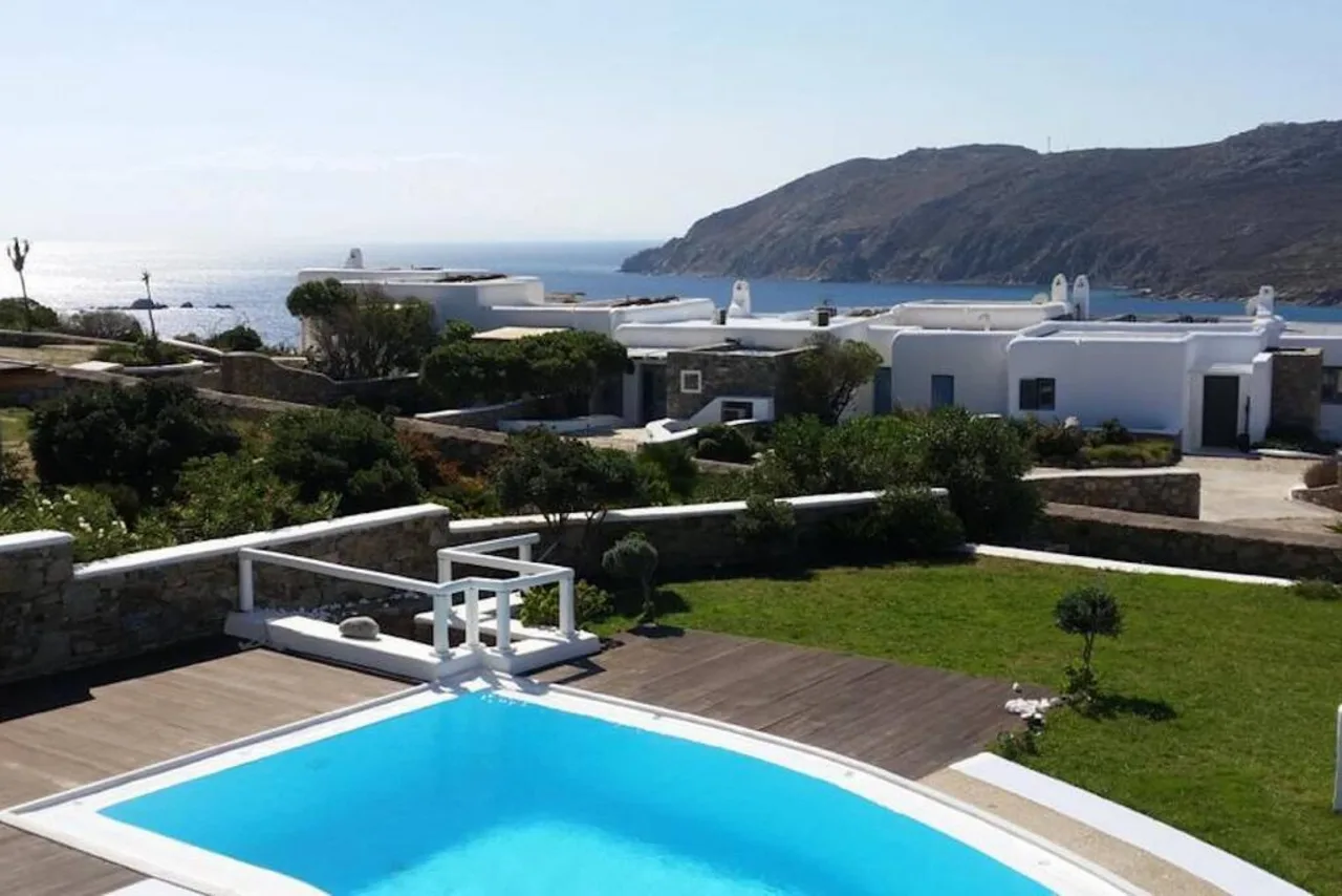 Outstanding Villa a Walk Away to The Beach photo 3