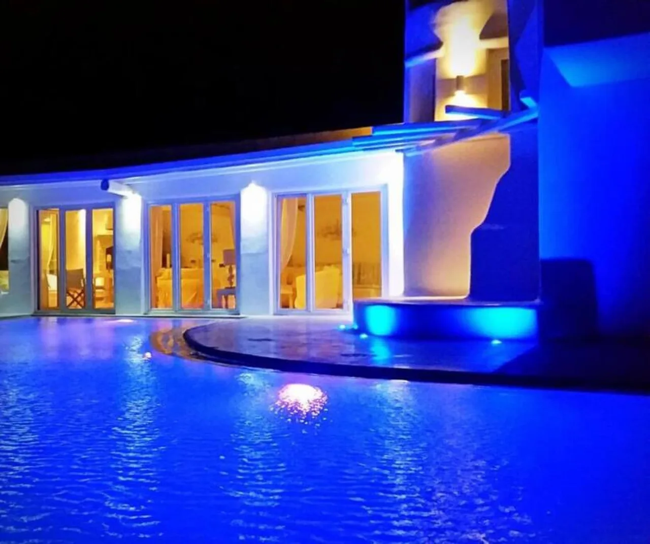 Outstanding Villa a Walk Away to The Beach photo 4
