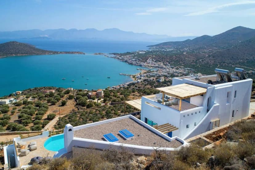 Majestic Villa Overlooking Endless Open Sea