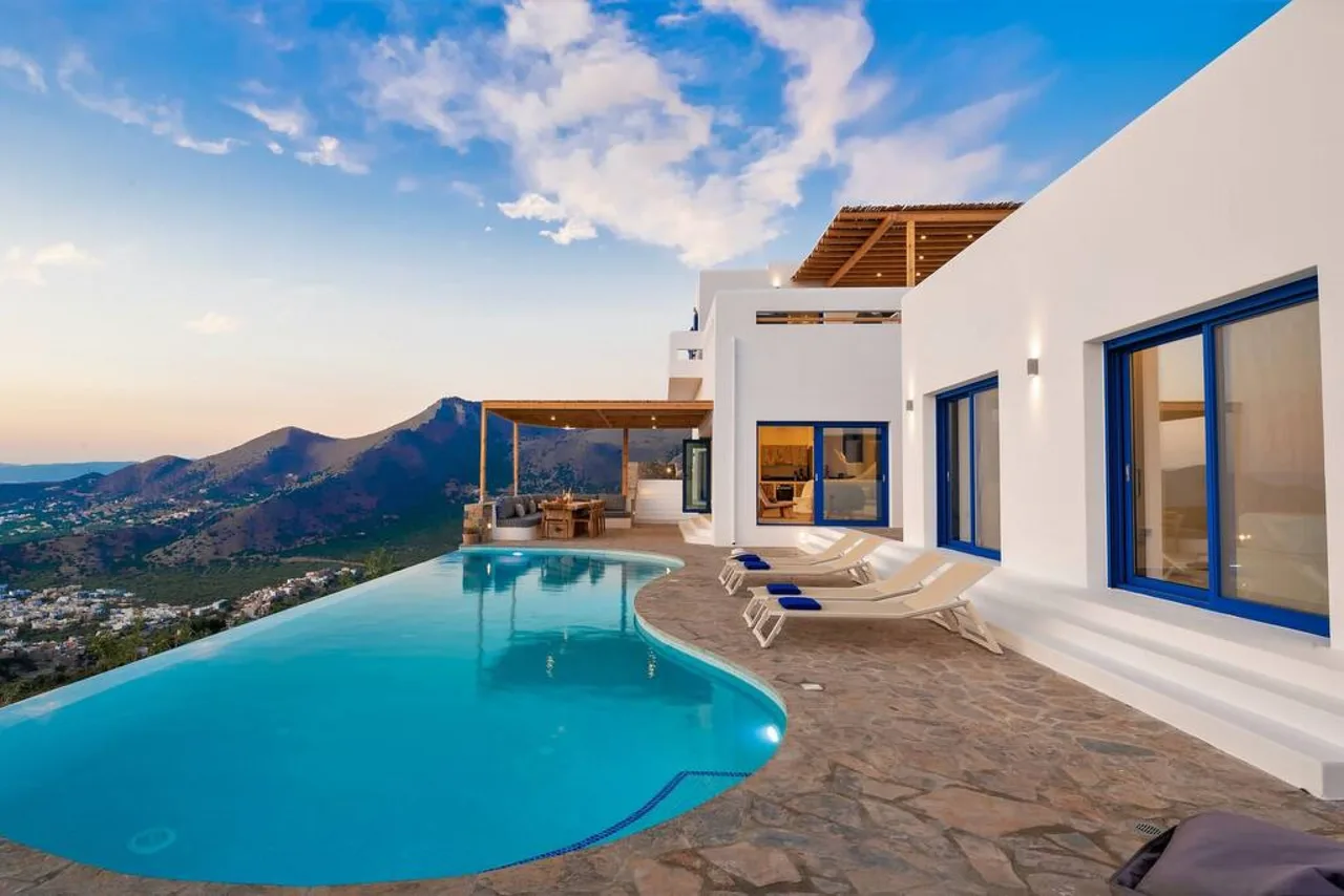 Majestic Villa Overlooking Endless Open Sea photo 2
