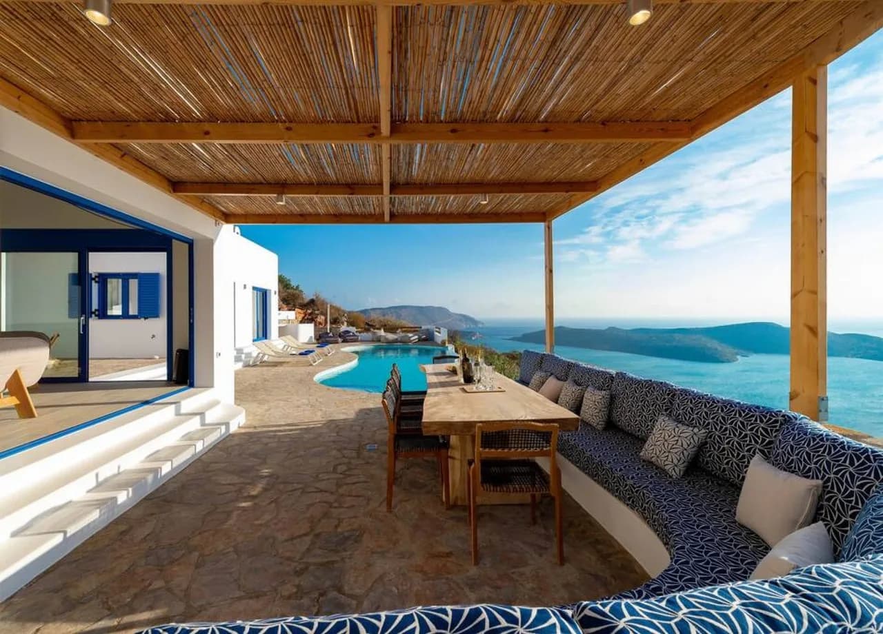 Majestic Villa Overlooking Endless Open Sea photo 3