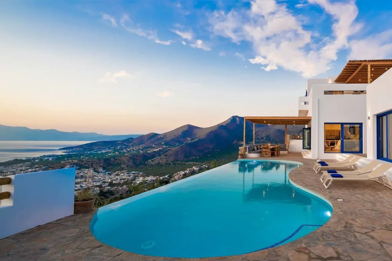 Majestic Villa Overlooking Endless Open Sea photo 4
