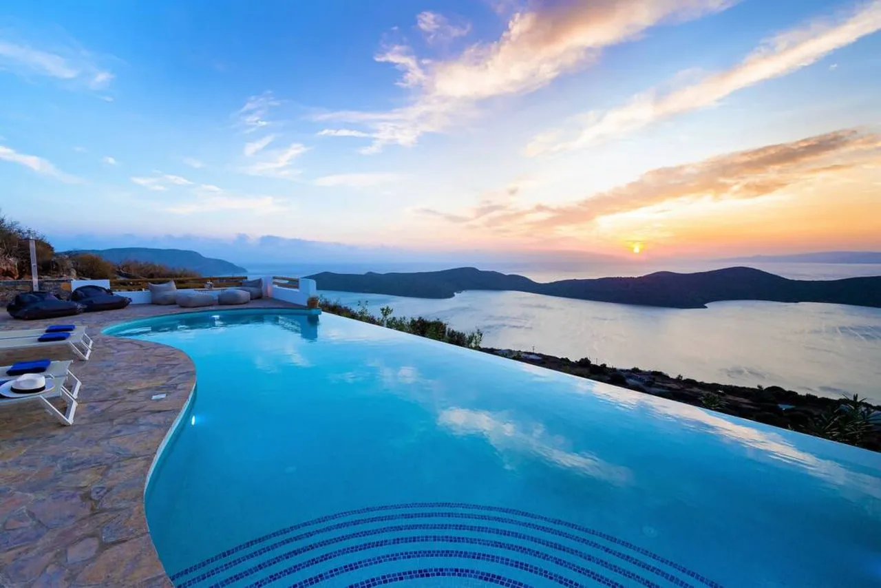 Majestic Villa Overlooking Endless Open Sea photo 5