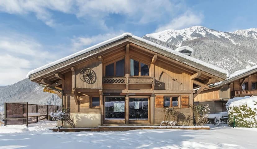 Stunning Family Chalet With Outdoor Jacuzzi
