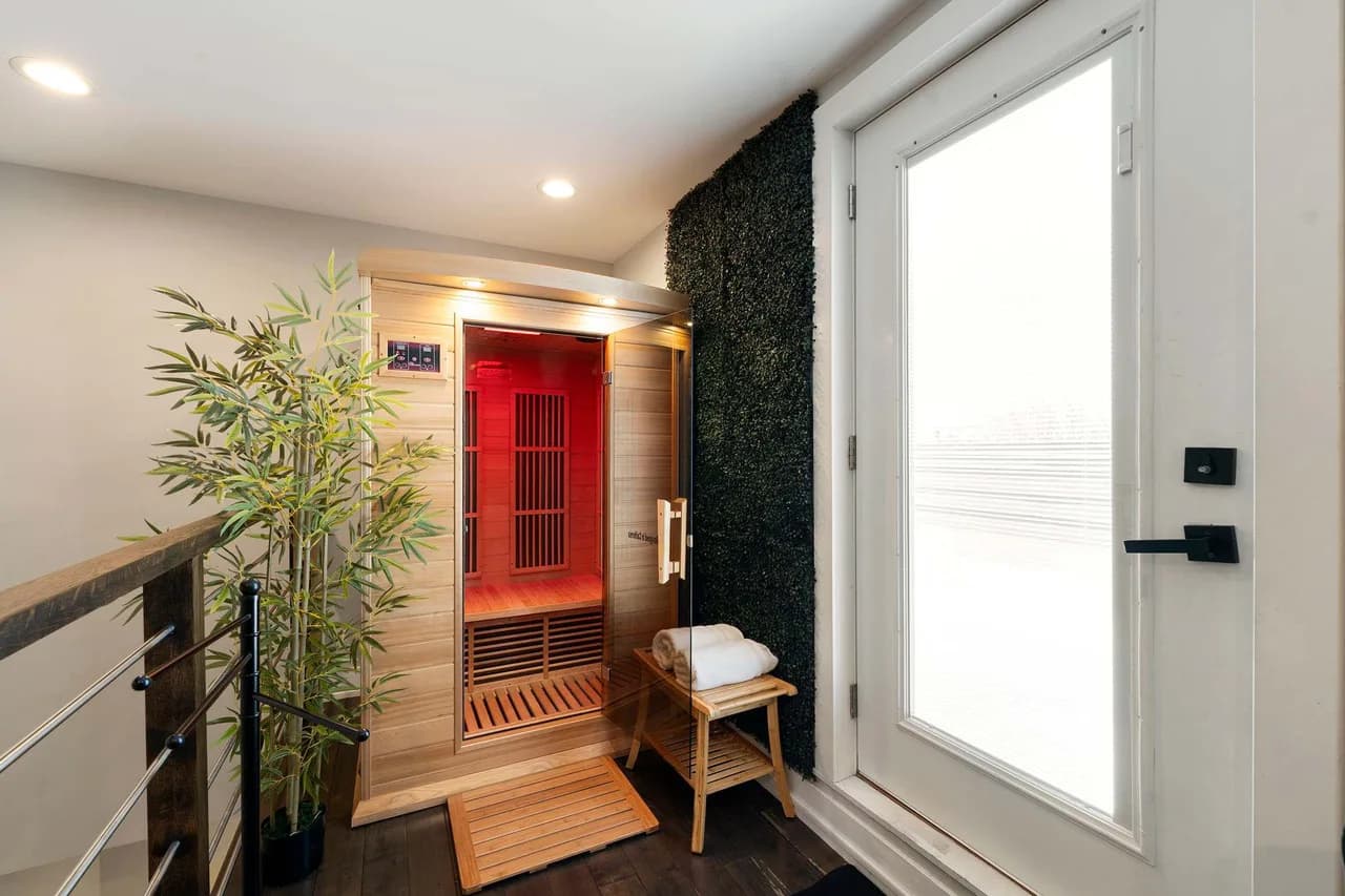 Rooftop Deck Four Bedroom Home in Chicago photo 3