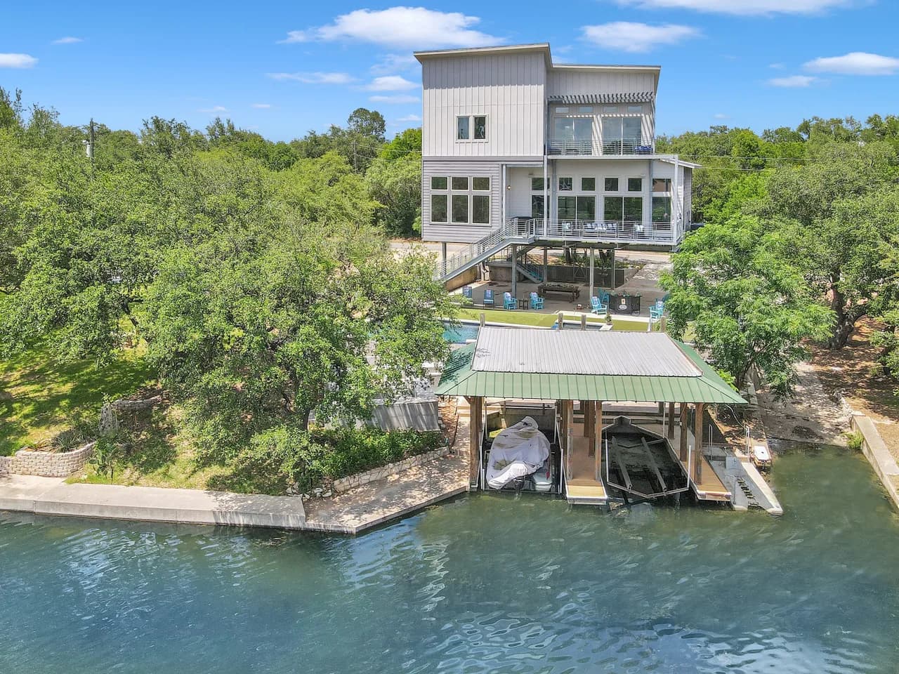 Waterfront Four Bedroom Villa in Kingsland