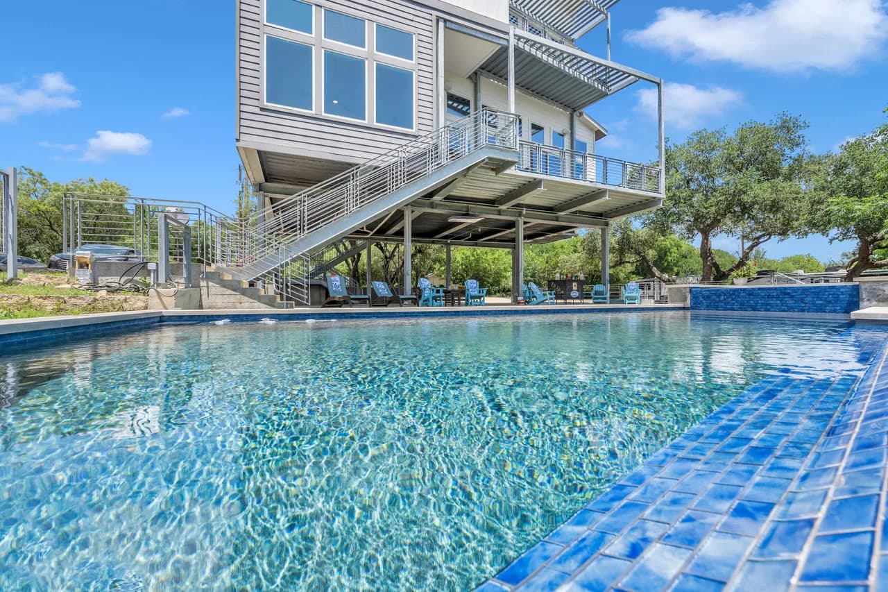 Waterfront Four Bedroom Villa in Kingsland photo 2
