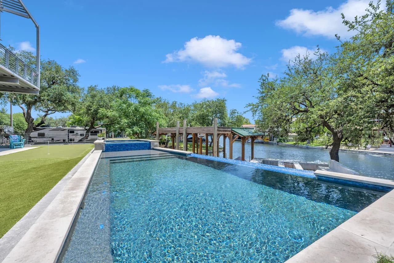 Waterfront Four Bedroom Villa in Kingsland photo 3